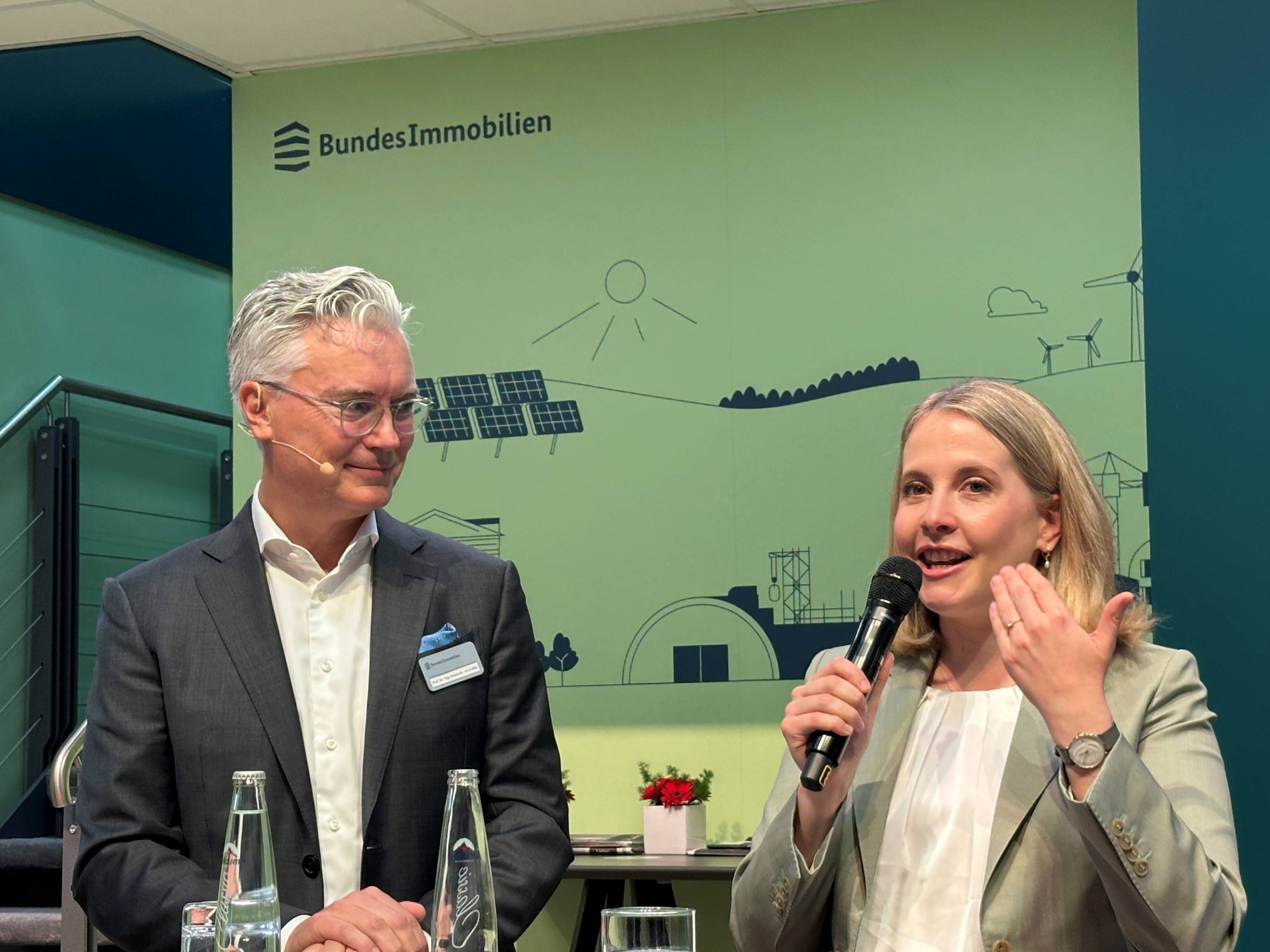 Bundesbauministerin Verena Hubertz (r.) und Prof. Dr.-Ing. Alexander von Erdély, Vorstandssprecher der Bundesanstalt für Immobilienaufgaben (BImA), diskutierten über die Beschleunigung des Wohnungsbaus und sinkende Baukosten | BERLINboxx